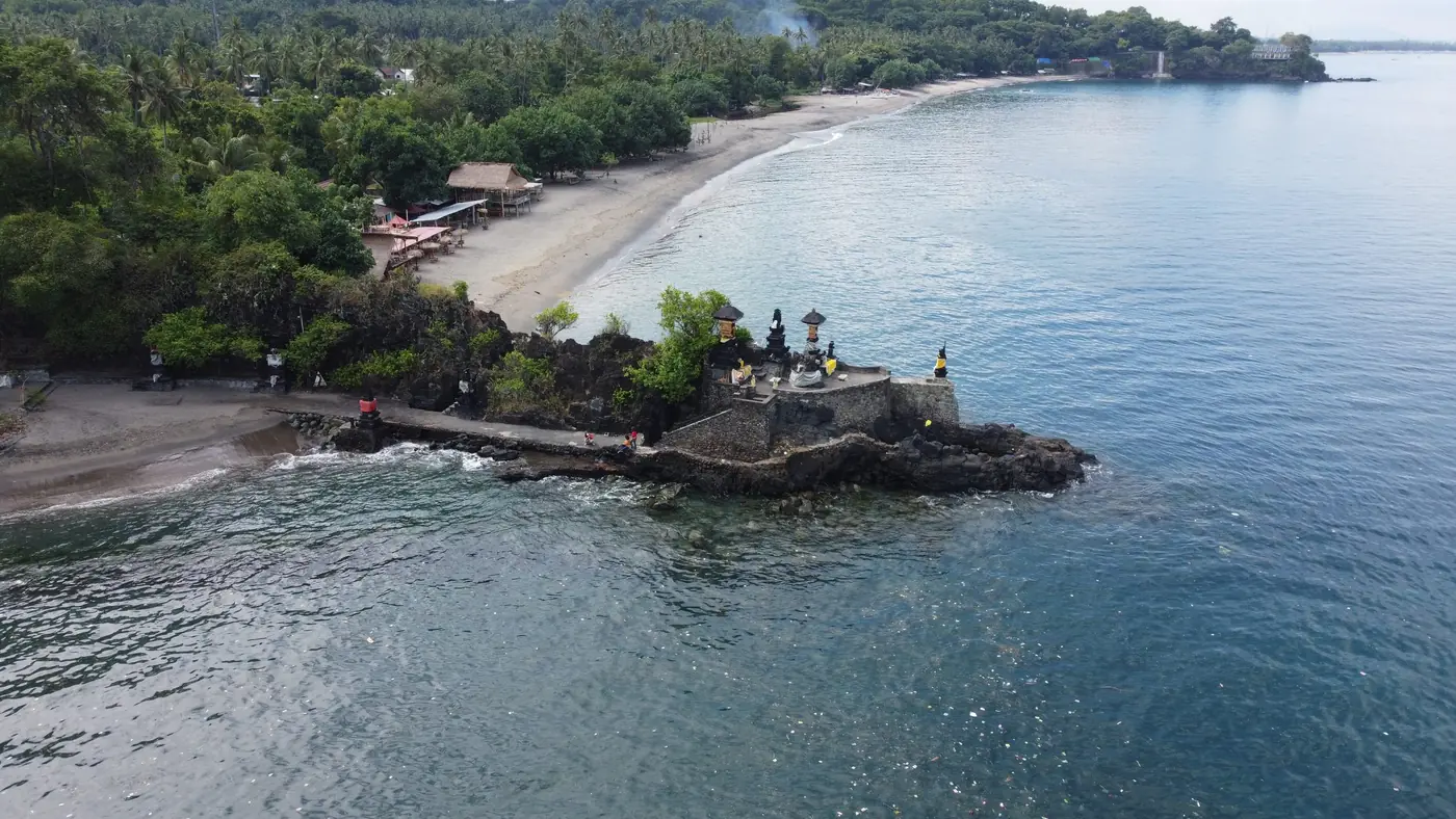 Batu Bolong Temple